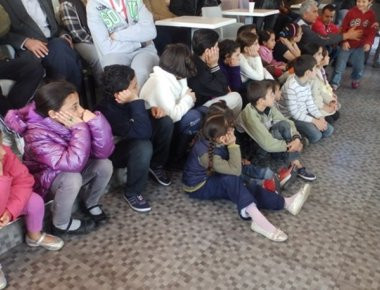 Πρόσφυγες από τη Συρία έξω από το Γερμανικό Προξενείο στη Θεσσαλονίκη (φωτό)